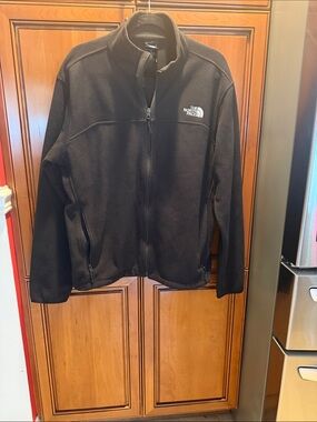 The North Face Men's Black Lightweight Fleece Jacket